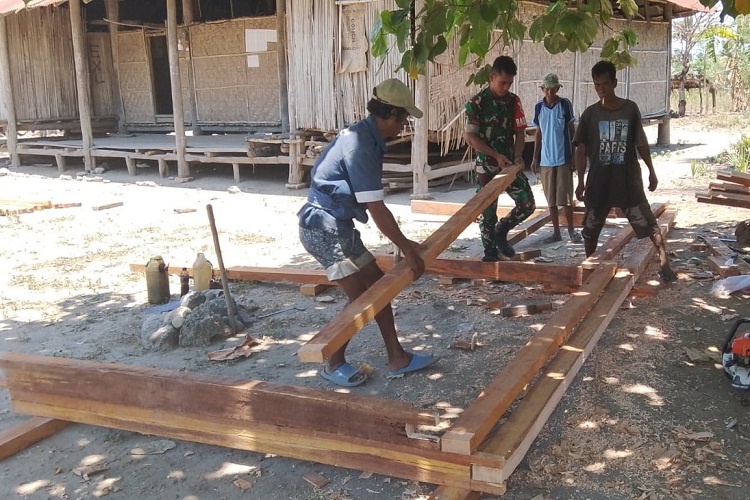 Babinsa Waingapu Bantu Warga Binaan Pasang Rangka Kayu Untuk Membangun Rumah Dapur