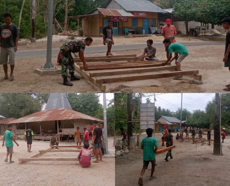 Wujudkan Lingkungan Kondusif, Babinsa Koramil 05/ Waingapu Bantu Warga Bangun POS Kamling