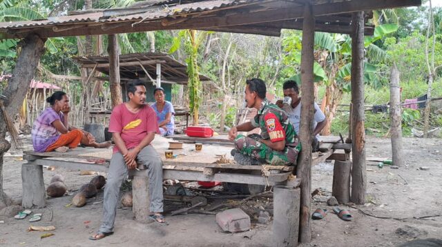 Menjelang Pilkada Serentak Babinsa Koramil 06/Karera Komsos Dengan Warga Binaan