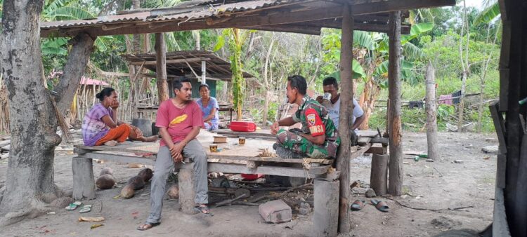 Menjelang Pilkada Serentak Babinsa Koramil 06/Karera Komsos Dengan Warga Binaan