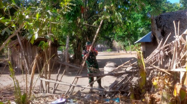 Babinsa Melaksanakan Bakti TNI Dalam Pembuatan Pasar Di Desa Binaannya