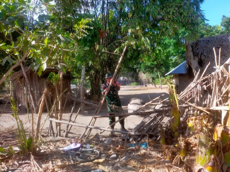 Babinsa Melaksanakan Bakti TNI Dalam Pembuatan Pasar Di Desa Binaannya Babinsa Melaksanakan Bakti TNI Dalam Pembuatan Pasar Di Desa Binaannya