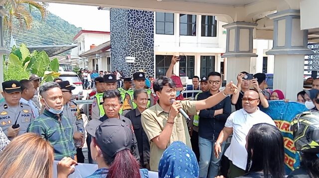 Ratusan Koalisi Masyarakat Peduli Peradilan Mengadakan Unjuk Rasa di Depan PN Lubuklinggau Tuntut Selesikan Persoalan PT SKB Dan GPU