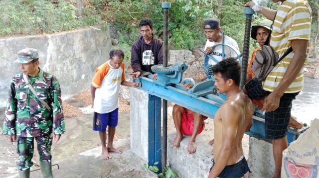 Babinsa Serka Fajarudin Melaksanakan Karya Bhakti Bersama Warga Binaannya