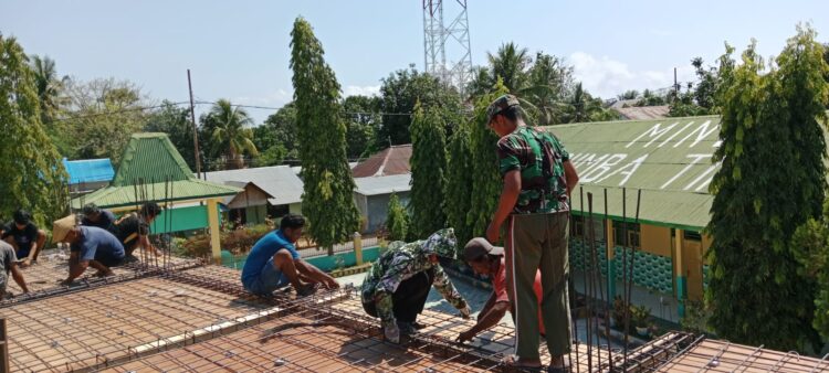 Babinsa 02/Rindi Umalulu Gotong Royong Bersama Masyarakat Membangun Masjid