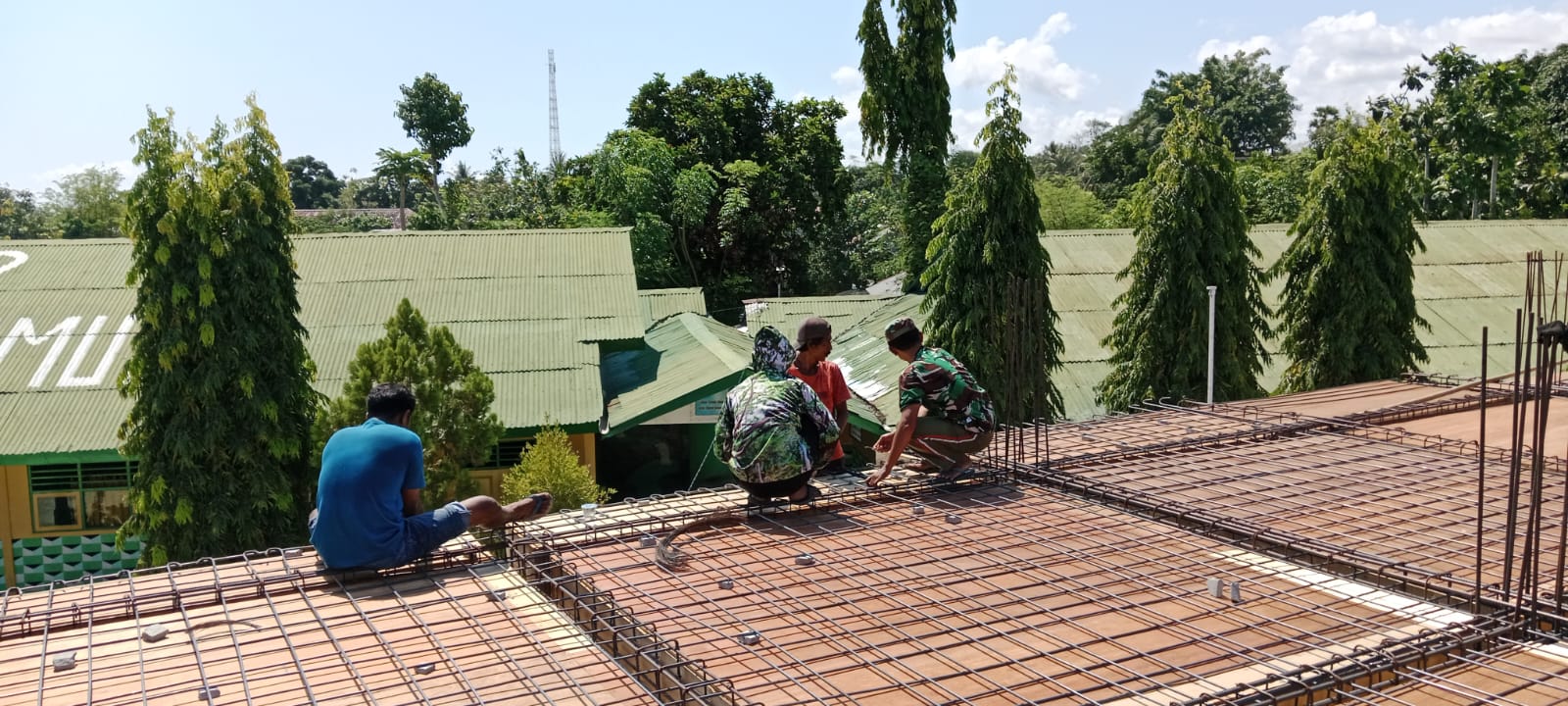 Babinsa 02/Rindi Umalulu Gotong Royong Bersama Masyarakat Membangun Masjid