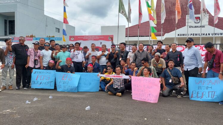 Ratusan Gabungan Wartawan Dan Aktivis Silampari Megeruduk Kantor KPU Kota Lubuklinggau Meminta Ketua KPU Di Copot Ratusan Gabungan Wartawan Dan Aktivis Silampari Megeruduk Kantor KPU Kota Lubuklinggau Meminta Ketua KPU Di Copot