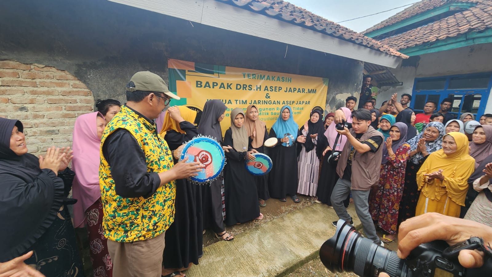 Calon Bupati Sukabumi Asep Japar Bantu Perbaiki Rumah Guru Ngaji yang Rusak 15 Tahun