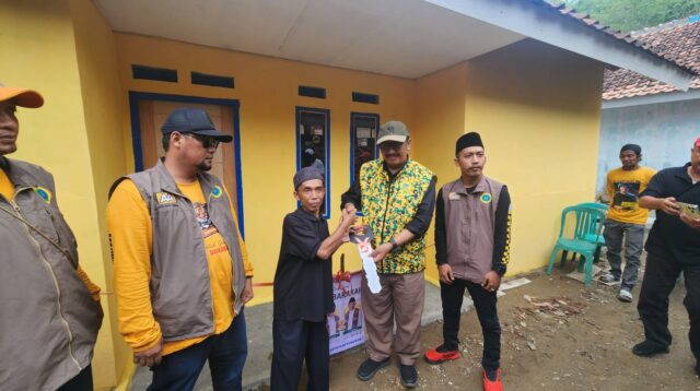 Calon Bupati Sukabumi Asep Japar Bantu Perbaiki Rumah Guru Ngaji yang Rusak 15 Tahun