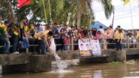 Paslon ROIS Nomor Urut 1 Tebar Bibit Ikan Nila dan Lele di Aliran Sungai Siring Agung