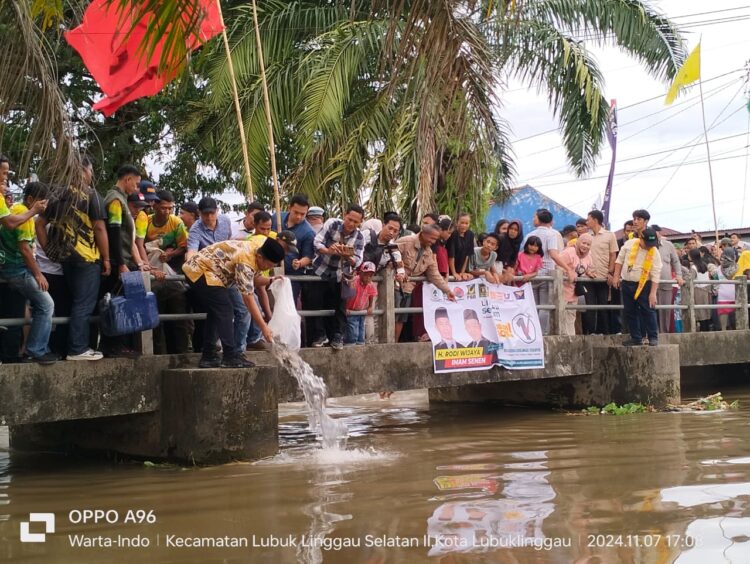 Paslon ROIS Nomor Urut 1 Tebar Bibit Ikan Nila dan Lele di Aliran Sungai Siring Agung