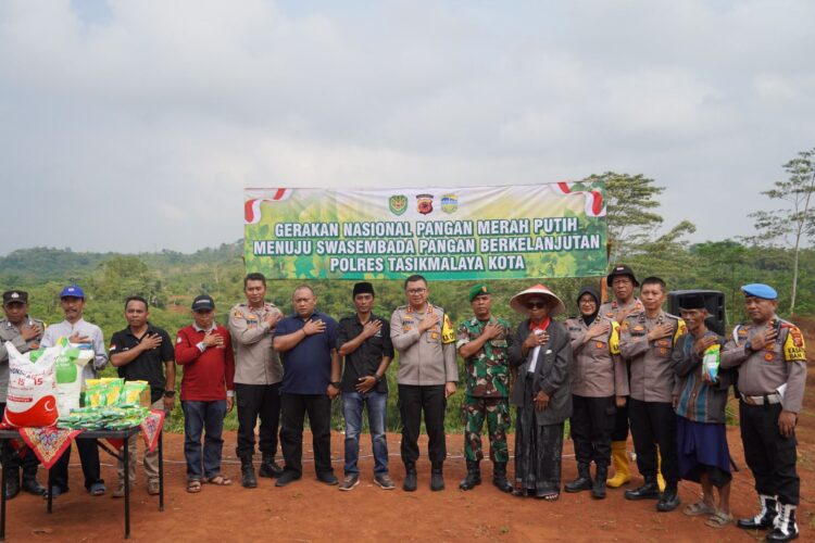 Gelar Program Ketahanan Pangan, Kapolres Tasikmalaya Kota Tanam Palawija di Kecamatan Gunung Tanjung