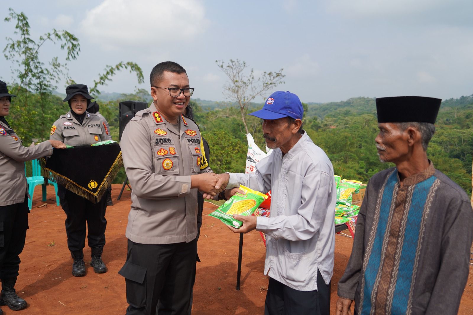 Gelar Program Ketahanan Pangan, Kapolres Tasikmalaya Kota Tanam Palawija di Kecamatan Gunung Tanjung