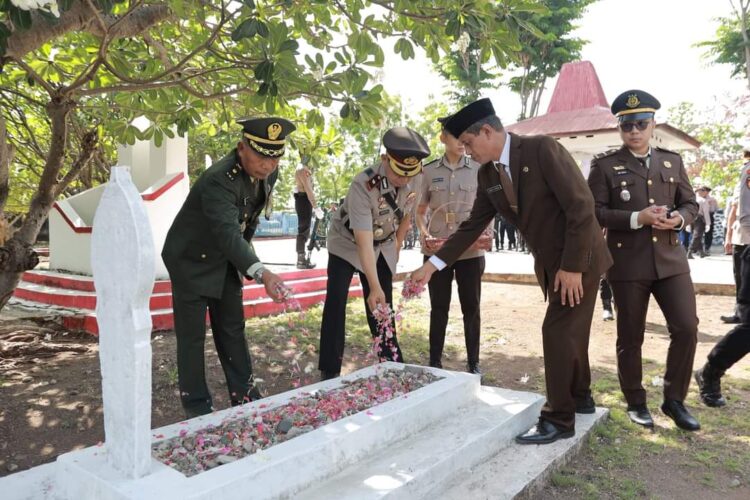 Kasdim 1601/Sumba Timur Menghadiri Upacara Ziarah Nasional Peringatan Hari Pahlawan ke-79