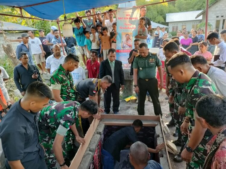 Kasdim 1601/Sumba Timur Hadiri Pemakaman Orang Tua Anggota Meninggal Dunia