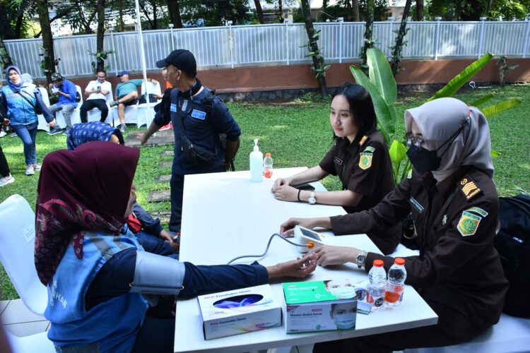 Klinik Pratama Adhyaksa Kejati Jabar Gelar Pemeriksaan Kesehatan Gratis Dan Pemberian Sembako