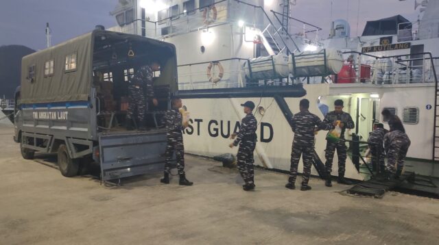 Posko TNI-Polri di Labuan Bajo Salurkan Bantuan Untuk Korban Erupsi Gunung Lewotobi Laki-Laki