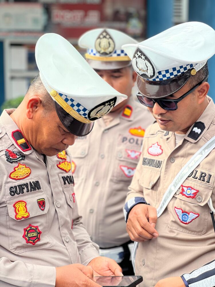 Antisipasi Judi Online, Kasat Lantas Bireuen Periksa HP Personel