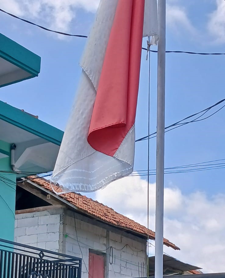 Kades Padawaras Di Duga Tidak Tahu Peraturan Tentang Bendera Merah Putih Yang Di Atur Undang Undang No 24-2009