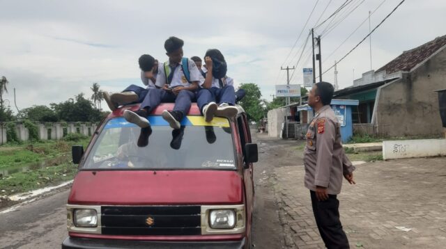 Polsek Pedes Polres Karawang Himbau Pelajaran Yang Naik Di Atap Mobil