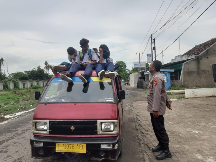 Polsek Pedes Polres Karawang Himbau Pelajaran Yang Naik Di Atap Mobil