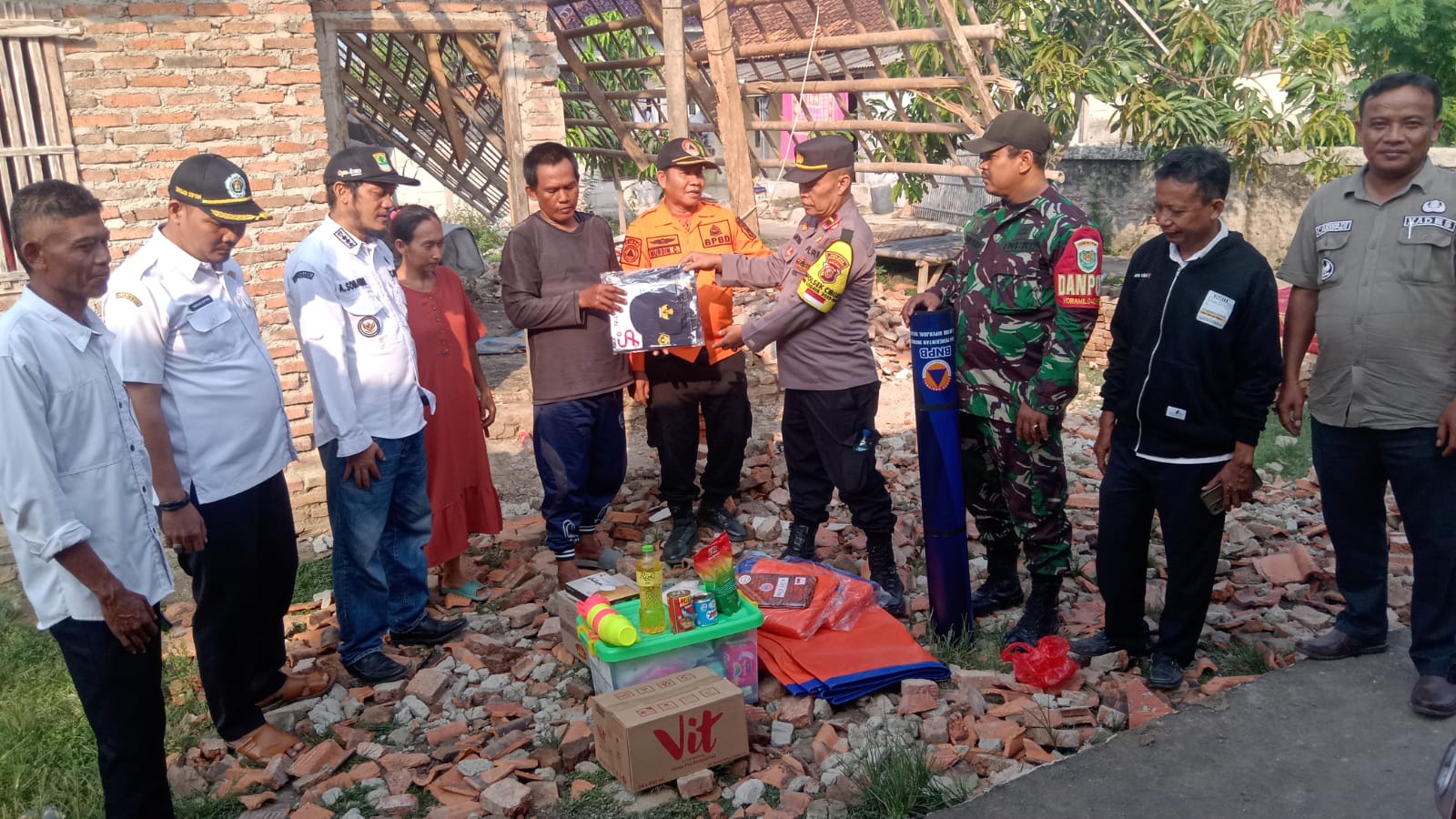 Kapolsek Cibuaya Dan BPBD serta Camat Cibuaya Memberikan Bantuan untuk Warga Terdampak Angin Kencang di Desa Jayamulya