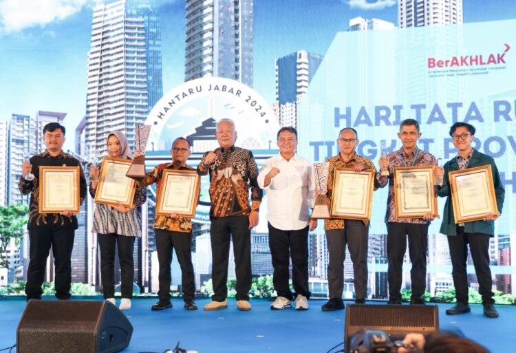 Pemkab Purwakarta Terima Penghargaan Peringkat III Tata Ruang Terbaik Jawa Barat 2024