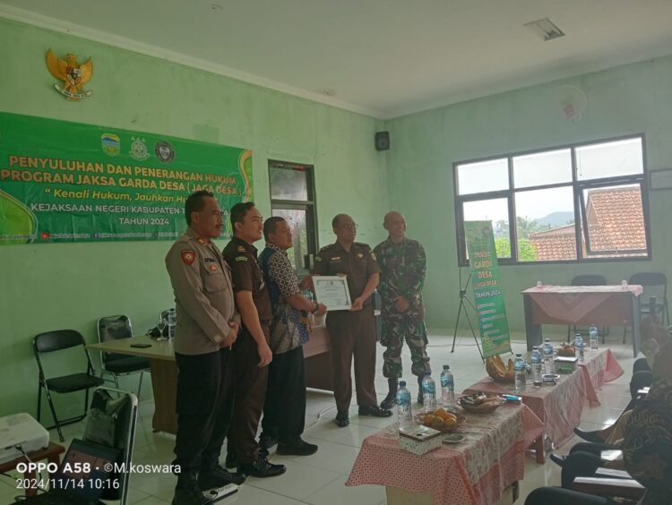 Kepala Desa beserta Kesra dan BPD Se-kecamatan Salopa Di Beri Penyuluhan Penerangan Hukum Program Jaksa Jaga Desa Kepala Desa beserta Kesra dan BPD Se-kecamatan Salopa Di Beri Penyuluhan Penerangan Hukum Program Jaksa Jaga Desa