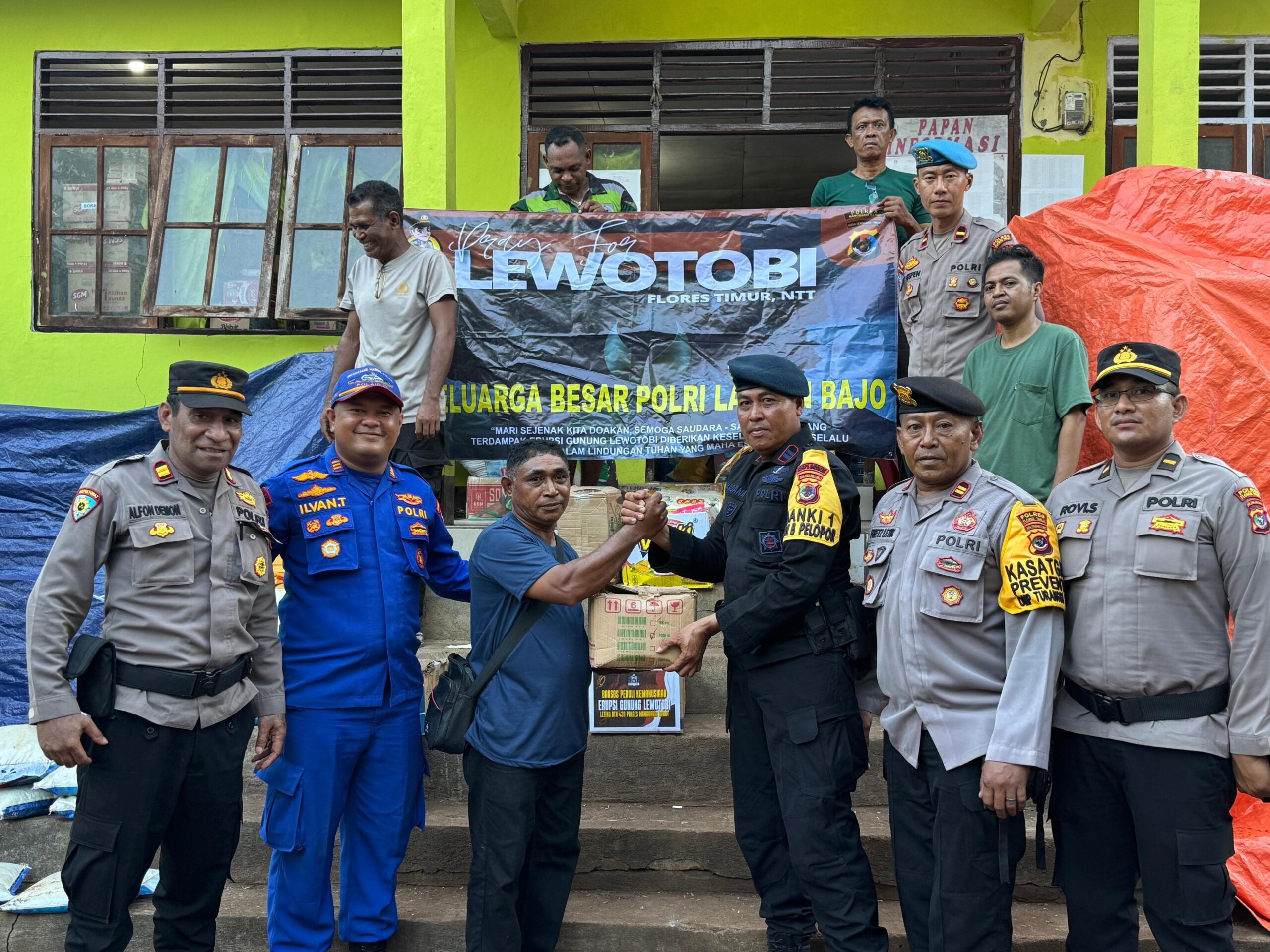 Korban Erupsi Gunung Lewotobi Laki-Laki Terima Bantuan Dari Masyarakat Manggarai Barat