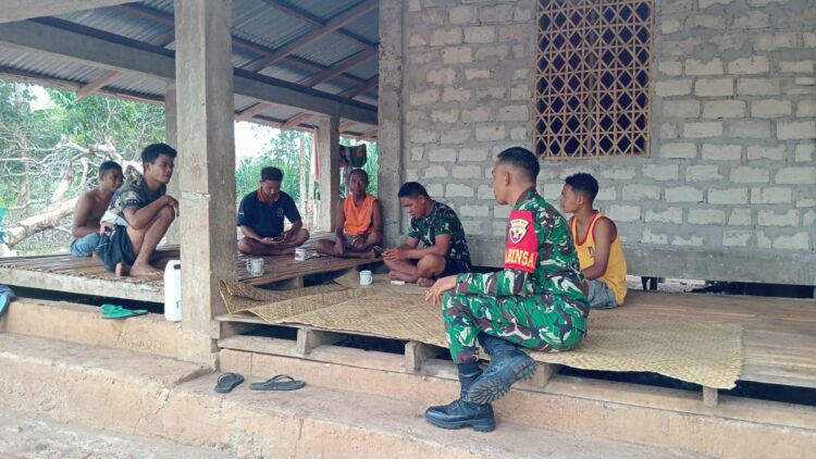 Babinsa Lewa Melaksanakan Komsos Di Desa Binaannya Sergap.co.id LEWA,||Babinsa Koramil 01/Lewa Kodim 1601/Sumba Timur Pratu Hendrik Hapu berikan himbauan kepada tentang kerukunan beragama dan keamanan lingkungan kepada warga Desa binaan di Kelurahan Lewa Paku, Kecamatan Lewa,Kabupaten Sumba Timur. Minggu (17/11/2024). Babinsa Pratu Hendrik mengatakan Komsos merupakan sarana Babinsa dalam upaya untuk lebih dekat dengan warga masyarakatnya, komsos juga merupakan cara untuk menjalin silaturahmi dan komunikasi dalam bersosialisasi dengan warganya. Babinsa mengharapkan agar warga agar selalu aktif menjaga situasi keamanan dan ketertiban di lingkungan, hal ini dilakukan untuk mengetahui kondisi wilayahnya dan tentunya dapat mencegah terjadinya tindakan yang mengarah ke gangguan keamanan dan ketertiban dilingkungan masyarakat agar tercipta lingkungan yang aman, damai serta kondusif, ujarnya. Di kesempatan ini juga, Babinsa Pratu Hendrik mengajak warga untuk mengaktifkan kembali sistem keamanan lingkungan, kegiatan ini sebenarnya mempunyai manfaat yang sangat besar bagi masyarakat itu sendiri. Bukan cuma menjaga keamanan di lingkungan tempat tinggal warga, namun juga bisa mengantisipasi terjadinya aksi-aksi pencurian yang memang belakangan ini kian gencar dilakukan oleh oknum-oknum yang tidak bertanggung jawab. (Pendim 1601/ST) (Ss)