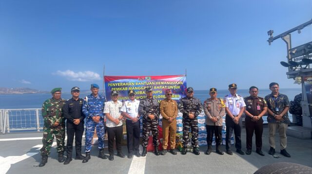 TNI-POLRI Bersama Masyarakat Manggarai Barat Kembali Kirimkan Bantuan Bagi Korban Erupsi Gunung Lewotobi