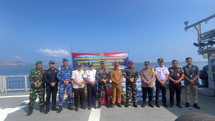 TNI-POLRI Bersama Masyarakat Manggarai Barat Kembali Kirimkan Bantuan Bagi Korban Erupsi Gunung Lewotobi