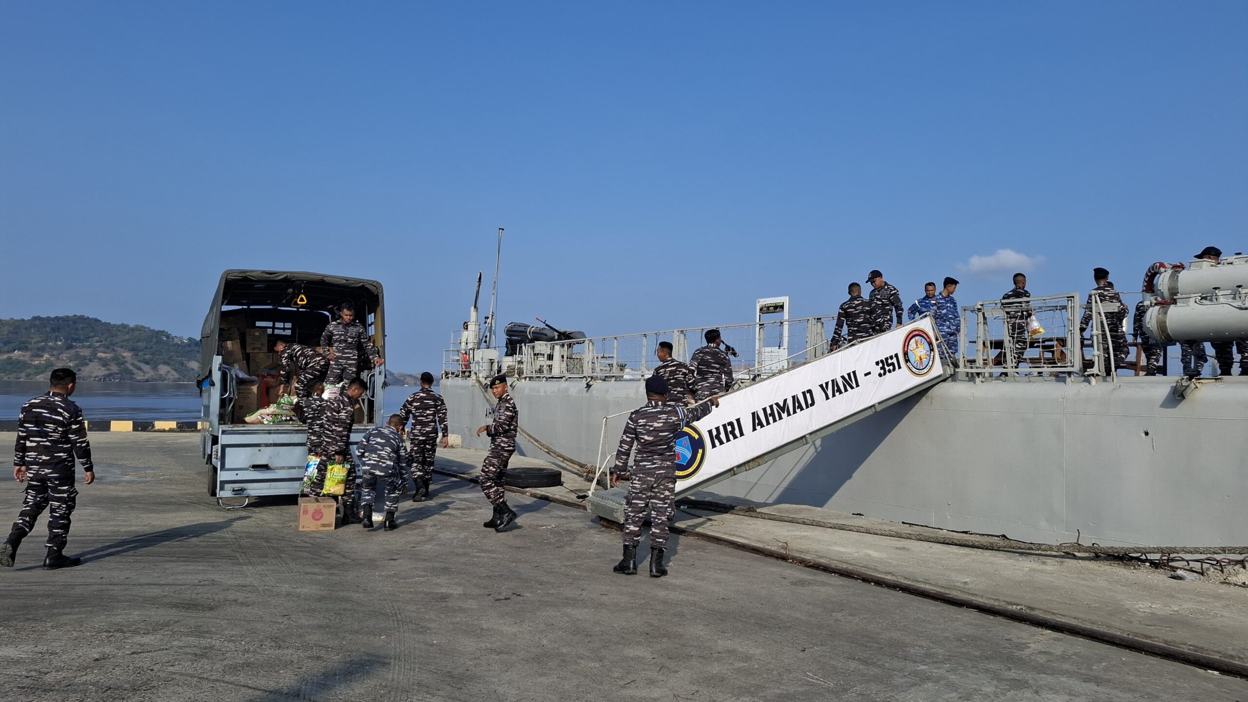 TNI-POLRI Bersama Masyarakat Manggarai Barat Kembali Kirimkan Bantuan Bagi Korban Erupsi Gunung Lewotobi