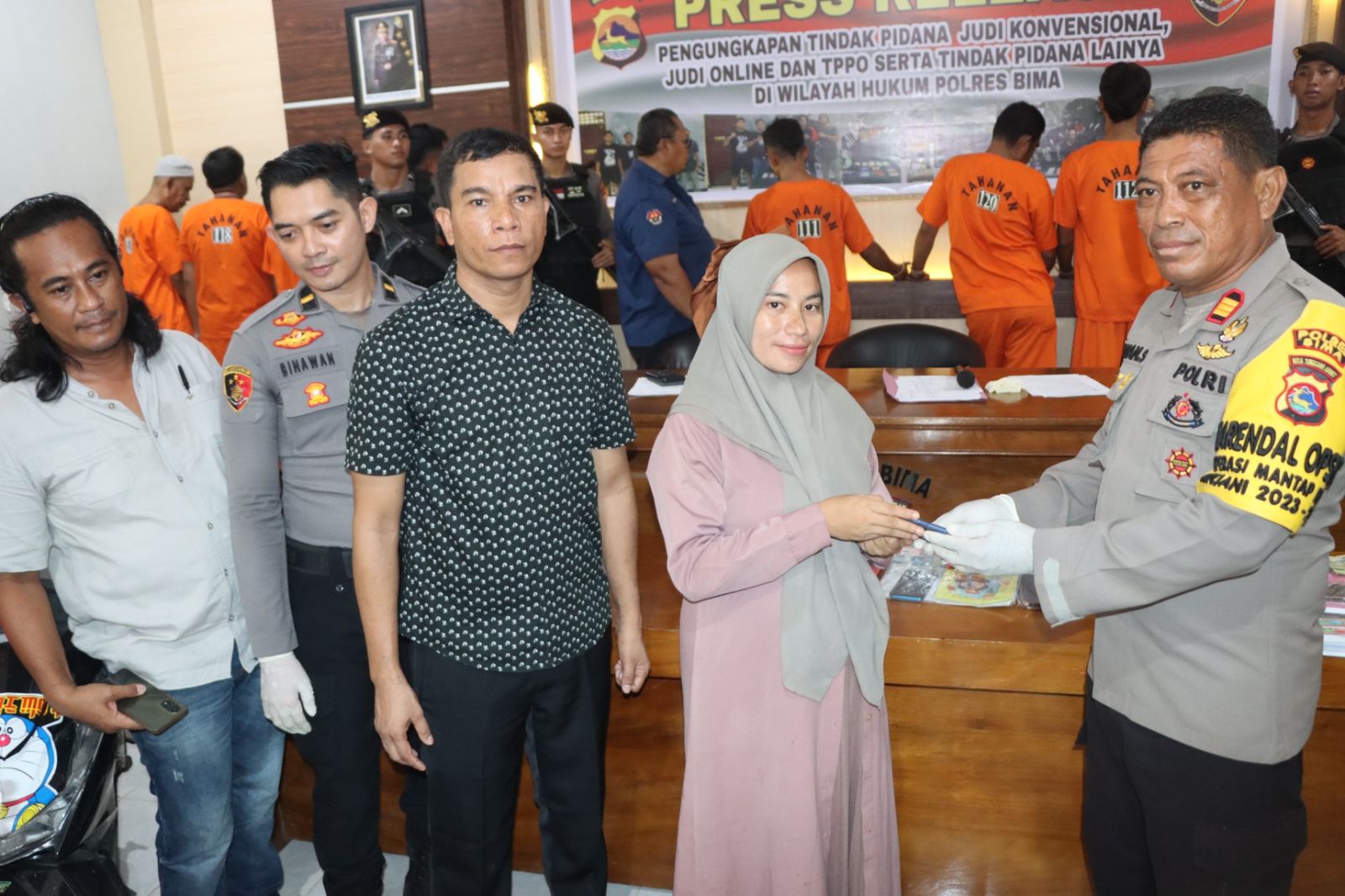 Polres Bima Kembalikan Barang Bukti HP Secara Simbolis Kepada Korban Curat