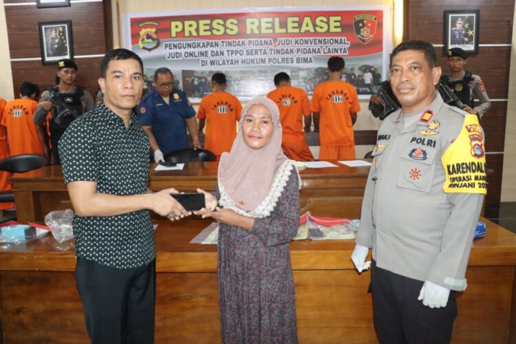 Polres Bima Kembalikan Barang Bukti HP Secara Simbolis Kepada Korban Curat