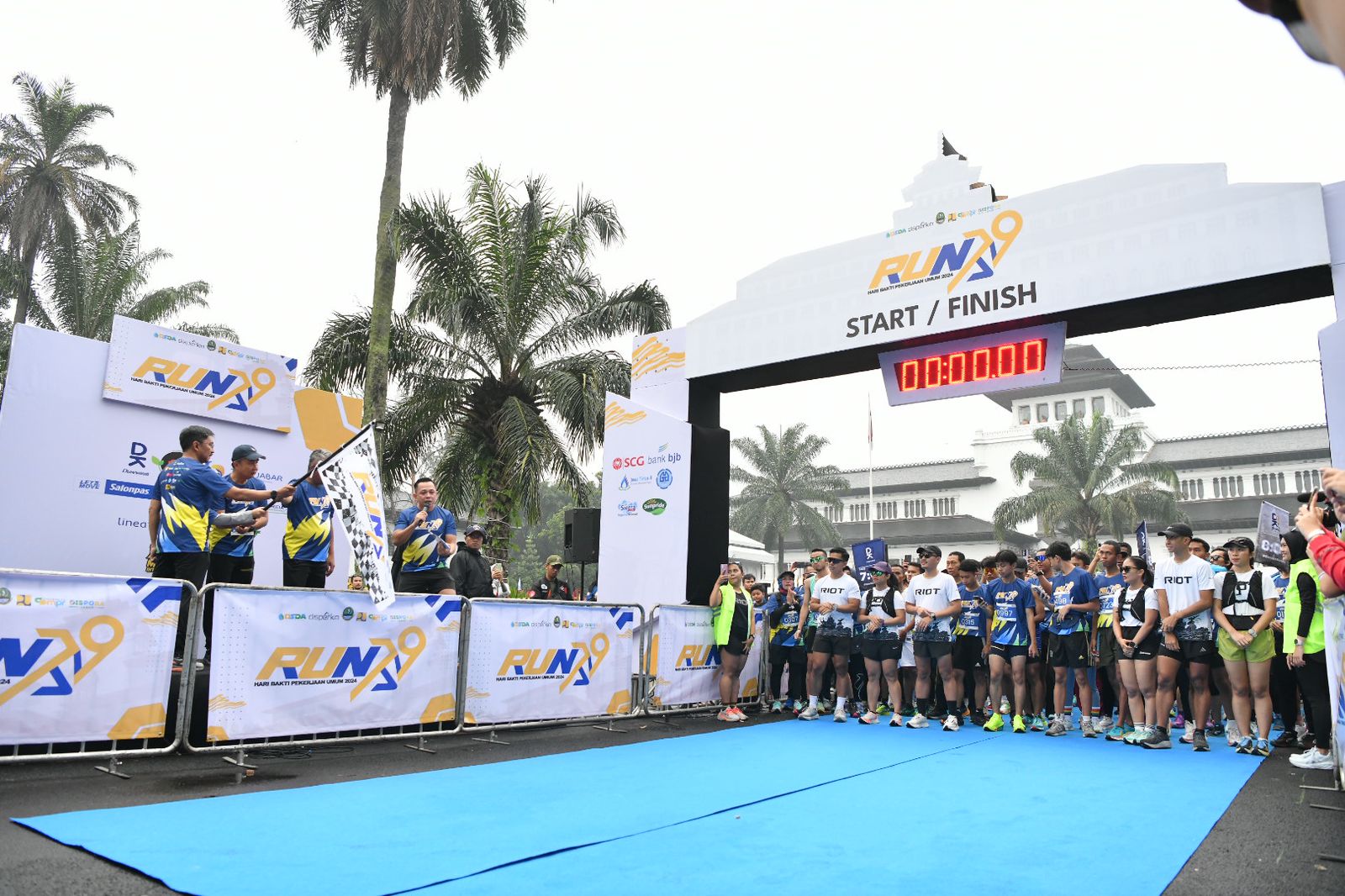 Fun Run Hari Bakti PU ke-79 Tingkat Jabar Berlangsung Meriah Bey Ajak Masyarakat Rajin Berolahraga dan Peduli Lingkungan