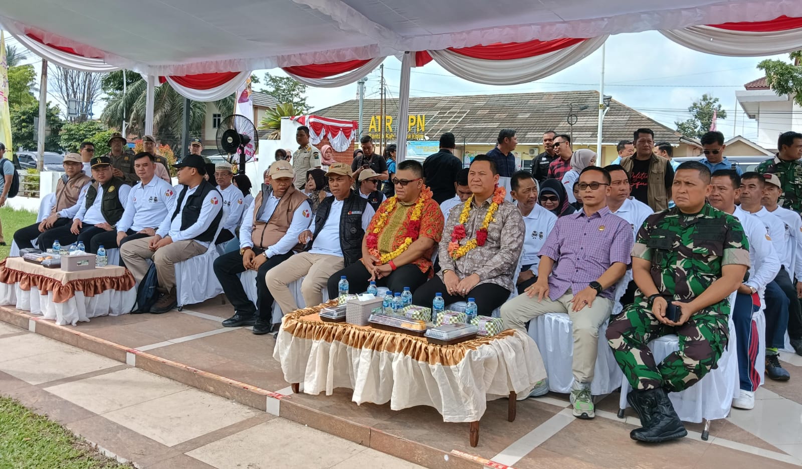 Pj Bupati Muara Enim Hadir Langsung Apel Siaga Pengawasan Pilkada 2024 di Muara Enim
