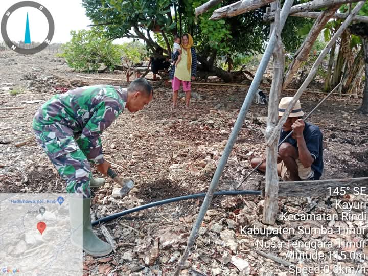 Babinsa Koramil 02/Rindi Umalulu Pantau Warga Dalam Pembuatan Sumur Bor