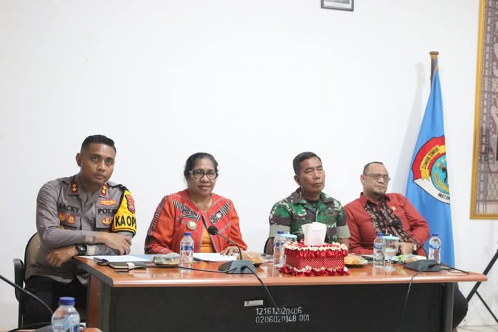 Dandim 1601/Sumba Timur Diwakili Kasdim Menghadiri Rapat Percepatan Perekaman KTP - EL