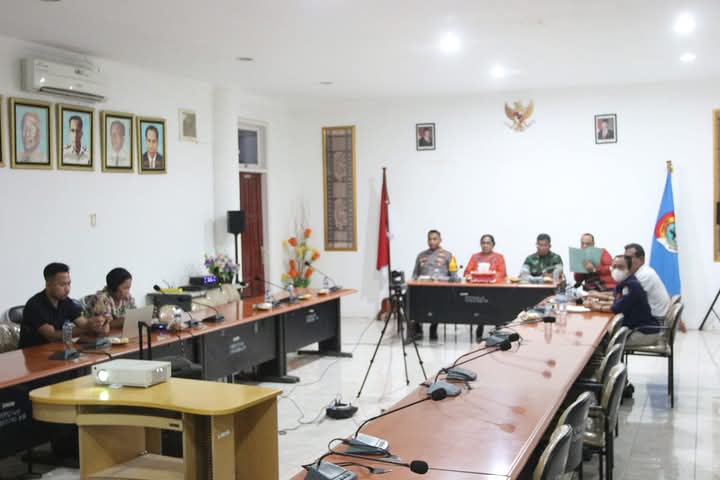 Dandim 1601/Sumba Timur Diwakili Kasdim Menghadiri Rapat Percepatan Perekaman KTP - EL