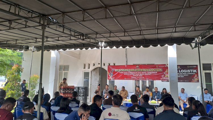 Kapolres Sumba Barat Hadir pada Pelepasan Pendistribusian Kotak Suara untuk Pilkada 2024 Sumba Barat

SERGAP.CO.ID

SUMBA BARAT,||Pada hari ini, Selasa, 26/11/24. Kapolres Sumba Barat AKBP Hendra Dorizen, S.H., S.I.K., M.H., turut hadir dalam kegiatan pelepasan pendistribusian kotak suara untuk Pemilihan Kepala Daerah (Pilkada) 2024 yang diadakan di Kabupaten Sumba Barat. Kegiatan tersebut berlangsung di gudang logistik Komisi Pemilihan Umum Daerah (KPUD) Sumba Barat, di mana kotak suara yang telah disiapkan untuk setiap Tempat Pemungutan Suara (TPS) di kabupaten tersebut, secara resmi dilepas untuk didistribusikan.

Pelepasan kotak suara ini dihadiri oleh Sekretaris Daerah Kabupaten Sumba Barat, yang mewakili Penjabat Bupati Sumba Barat. Dalam sambutannya, Sekretaris Daerah mengingatkan seluruh pihak yang terlibat dalam pelaksanaan Pilkada untuk menjaga integritas dan keamanan selama proses pemungutan suara. Ia menegaskan pentingnya kerjasama antara pemerintah, aparat keamanan, serta masyarakat agar pilkada dapat berjalan dengan lancar, aman, dan tanpa adanya gangguan.

"Sebagai bagian dari pelaksanaan Pilkada yang jujur dan adil, kami mengajak seluruh lapisan masyarakat untuk menjaga ketertiban dan keamanan, serta berpartisipasi aktif dalam setiap tahapan pemilu," ujar Sekretaris Daerah Kabupaten Sumba Barat. Ia juga menambahkan, bahwa Pilkada ini adalah momen penting bagi masyarakat untuk menentukan pemimpin yang akan membawa kemajuan bagi kabupaten tersebut.

Selain itu, Sekretaris Daerah mengimbau agar semua pihak tetap menjaga kondisi yang kondusif selama pelaksanaan Pilkada berlangsung, baik di tingkat desa, kecamatan, maupun kabupaten. Ia berharap dengan adanya koordinasi yang baik antara pihak penyelenggara, aparat keamanan, dan masyarakat, proses Pilkada di Sumba Barat dapat berjalan dengan damai, jujur, dan adil.

Pendistribusian kotak suara ke masing-masing TPS ini merupakan bagian dari tahapan Pilkada yang sangat vital, mengingat kotak suara yang tepat waktu dan aman sampai di TPS menjadi salah satu kunci suksesnya penyelenggaraan pemilu. Kapolres Sumba Barat juga memastikan bahwa pihak kepolisian akan terus mengawal proses distribusi hingga hari H pemilihan untuk memastikan keamanan dan kelancaran jalannya Pilkada di wilayah tersebut."Humas Polres Sumba Barat*

(Ss)