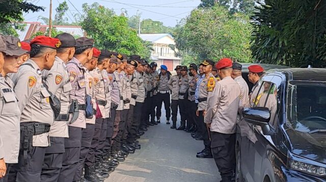 Kapolres Sumba Barat Pimpin Apel Pergeseran Kotak Suara