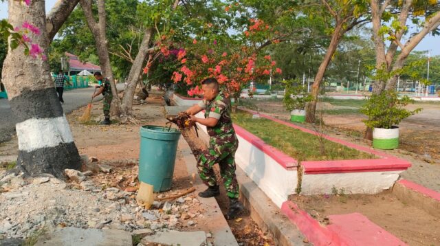 Tingkatkan Kebersihan,Personil Kodim 1601/Sumba Timur Bersihkan Pangkalan