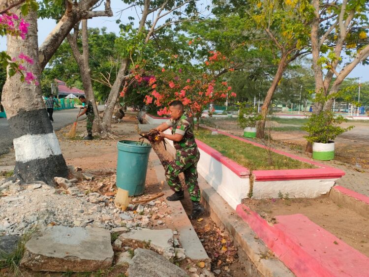 Tingkatkan Kebersihan,Personil Kodim 1601/Sumba Timur Bersihkan Pangkalan