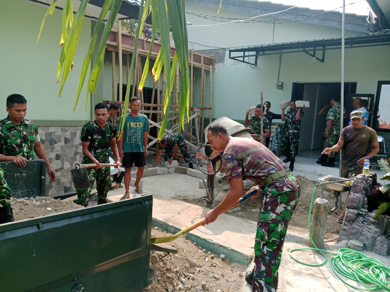 Tingkatkan Kebersihan,Personil Kodim 1601/Sumba Timur Bersihkan Pangkalan