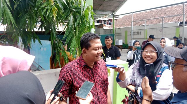 Bacawali Kota Blitar Bambang Riyanto Ikut Pencoblosan di TPS 06 Kelurahan Pakuden - Kota Blitar