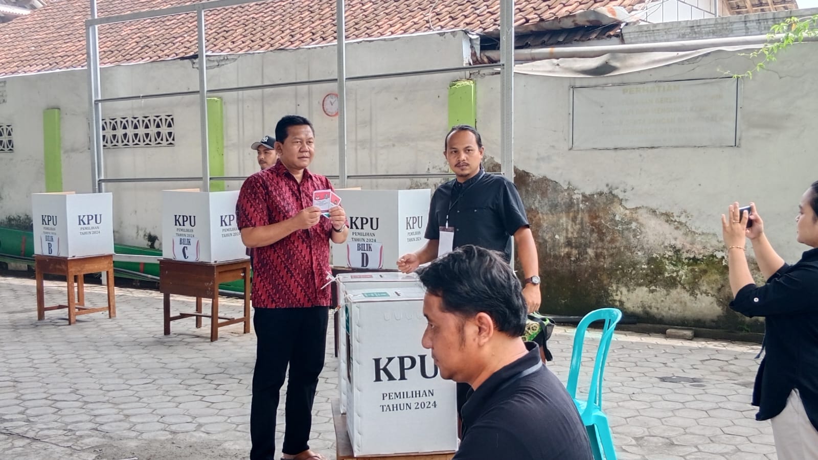 Bacawali Kota Blitar Bambang Riyanto Ikut Pencoblosan di TPS 06 Kelurahan Pakuden - Kota Blitar