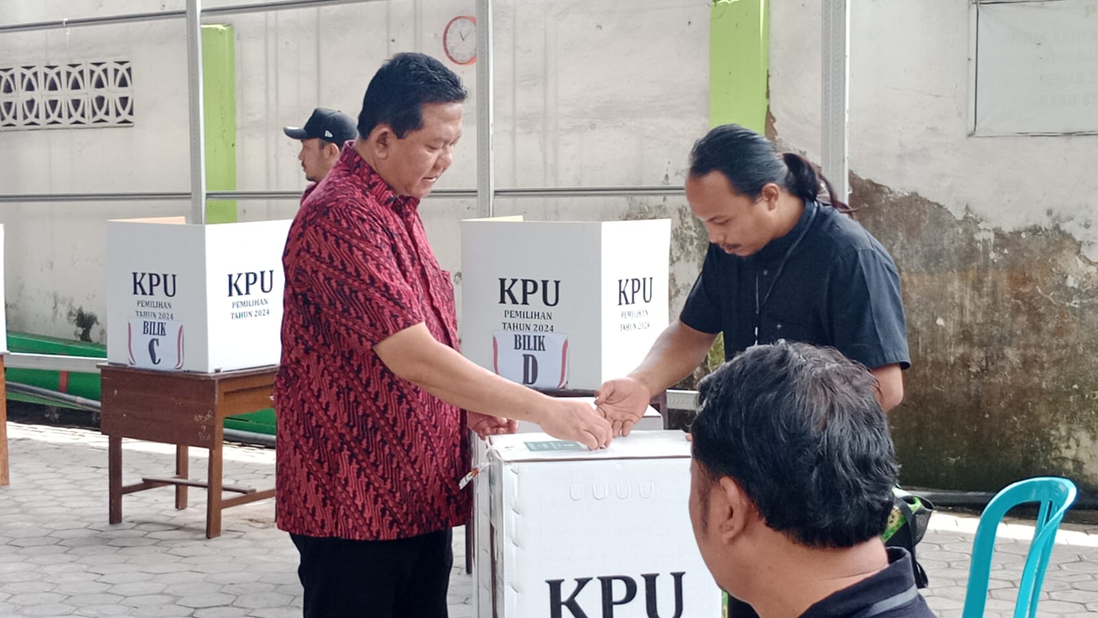 Bacawali Kota Blitar Bambang Riyanto Ikut Pencoblosan di TPS 06 Kelurahan Pakuden - Kota Blitar