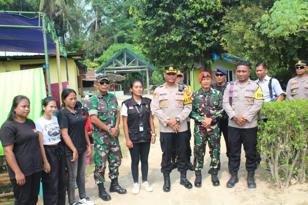 Kapolres Sumba Timur Bersama Kasdim, Meninjau Aktifitas di Beberapa Lokasi TPS