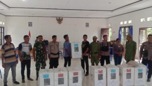 Babinsa Kodim 1601/Sumba Timur Dan Babinkamtibmas Kawal Pengembalian Kotak Suara Ke PPK